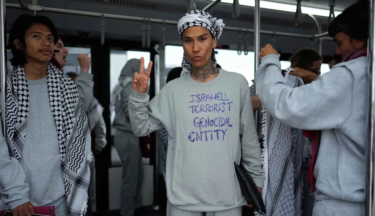 Para aktivis kemanusiaan Global Sumud Flotilla (GSF) menaiki bus setibanya di Bandara Istanbul, Turki, Kamis 21 Mei 2026. (AP Photo/Emrah Gurel)