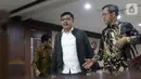 Terpidana penyalahgunaan kewenangan untuk penerbitan IUP di Sulawesi Tenggara, Nur Alam (tengah) usai mengikuti sidang PK di Pengadilan Negeri Jakarta Pusat, Kamis (31/10/2019). Sebelumnya di tingkat kasasi, mantan Gubernur Sulteng dijatuhi hukuman 12 tahun penjara. (Liputan6.com/Helmi Fithriansyah)