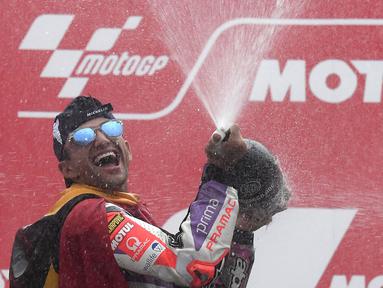 Pembalap Spanyol dari tim Pramac Ducati, Jorge Martin tampil sebagai juara pada balapan MotoGP Jepang 2023 yang menjadi seri ke-14 musim ini di Sirkuit Motegi, Minggu (1/10/2023) siang WIB. Pada balapan yang berlangsung dalam lintasan basah akibat guyuran hujan deras, Jorge Martin dinyatakan sebagai pemenang saat ia tengah memimpin sebelum akhirnya balapan dihentikan dengan dikibarkannya red flag pada lap ke-13 dari 24 lap yang direncanakan. Sementara posisi kedua dan ketiga ditempati Francesco Bagnaia dan diikuti Marc Marquez. Dengan hasil ini Jorge Martin yang kini mengoleksi 216 angka terus menempel ketat pimpinan klasemen sementara, Francesco Bagnaia yang hanya berjarak tiga poin saja. (AFP/Toshifumi Kitamura)