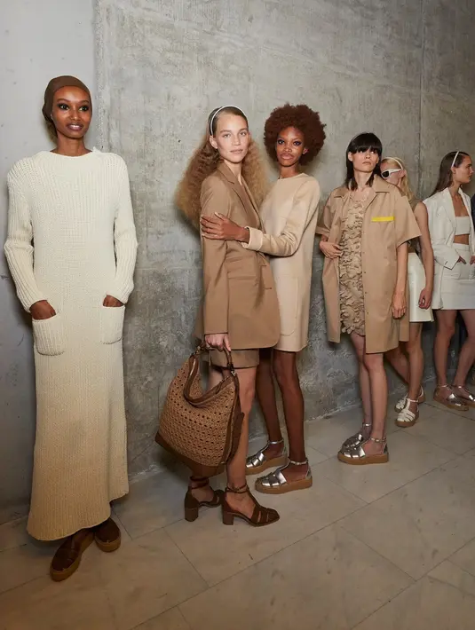 Di show Max Mara, kamu akan banyak melihat penggunaan aksesori rambut dan kepala untuk tampilan yang terkesan minimalis, juga simple, dan manis. Foto: Instagram.
