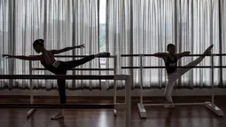 Dua pebalet muda mengatur keseimbangan saat mengikuti pelatihan balet menjelang kompetisi Balet Malaysia yang akan datang di Kuala Lumpur (28/11). Kompetisi balet ini akan berlangsung pada 30 November. (AFP Photo/Mohd Rasfan)