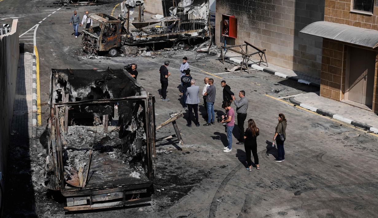 Serangan ini menjadi bagian dari gelombang kekerasan terbaru yang dilakukan oleh kelompok pemukim muda di kawasan tersebut. Tampak dalam foto, warga Palestina dan jurnalis memeriksa kerusakan di kawasan industri setelah serangan yang dilakukan oleh pemukim Israel pada hari sebelumnya di desa Beit Lid, dekat Tulkarm, di Tepi Barat, Rabu 12 November 2025. (AP Photo/Majdi Mohammed)