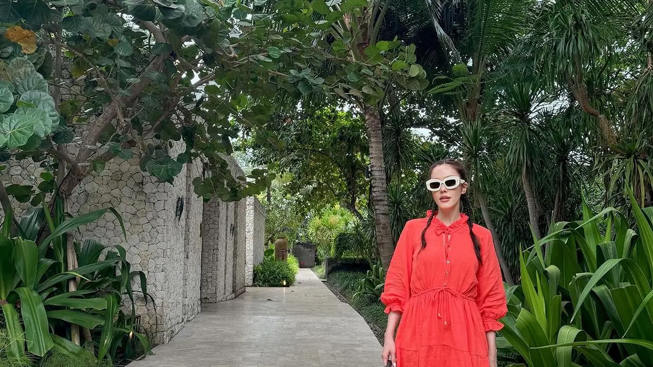 Cathy Sharon dalam busana warna merah (Instagram/cathysharon)