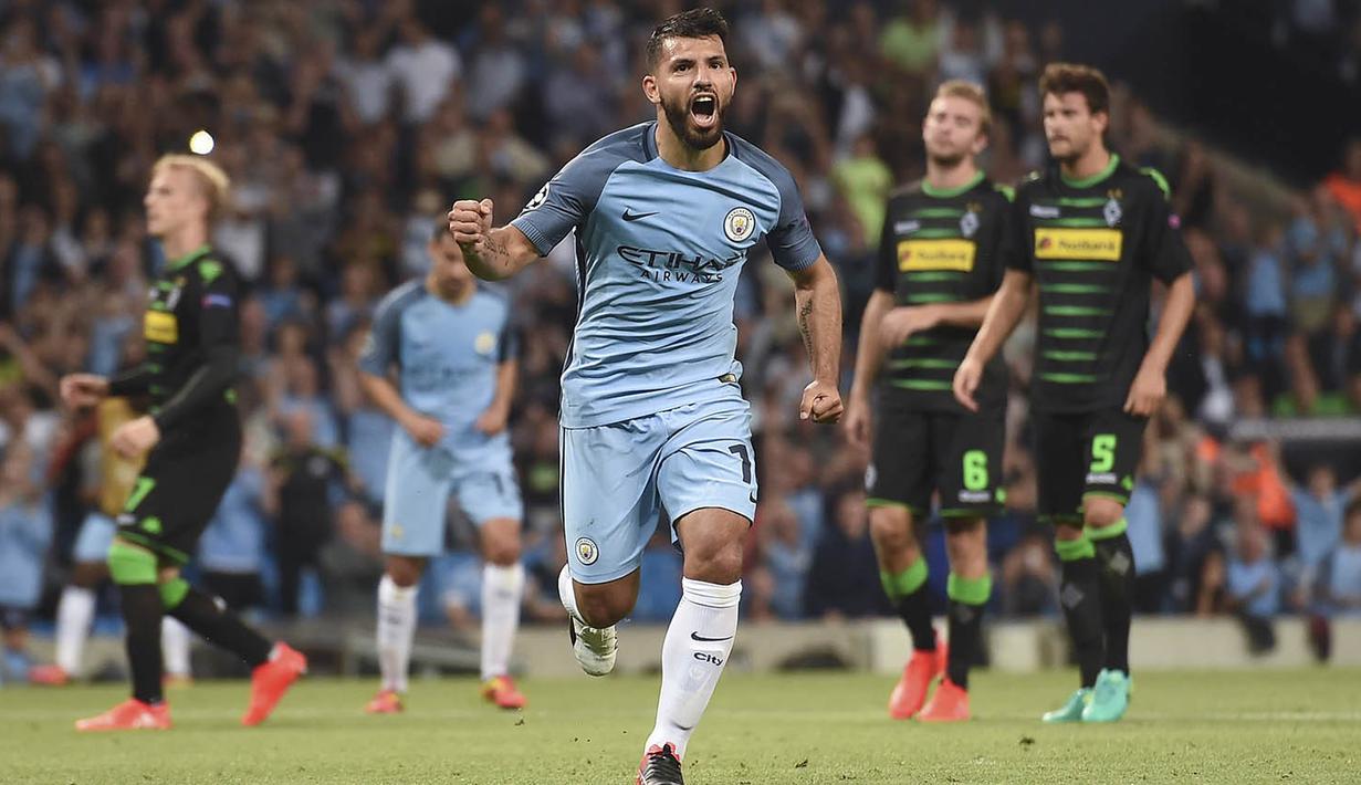 Bomber Manchester City, Sergio Aguero, merayakan gol yang dicetaknya ke gawang Borussia M'Gladbach. Pada laga ini Aguero berhasil mencetak hat-trick, sementara satu gol lainnya diciptakan Kalechi Iheanacho. (AFP/Paul Ellis)