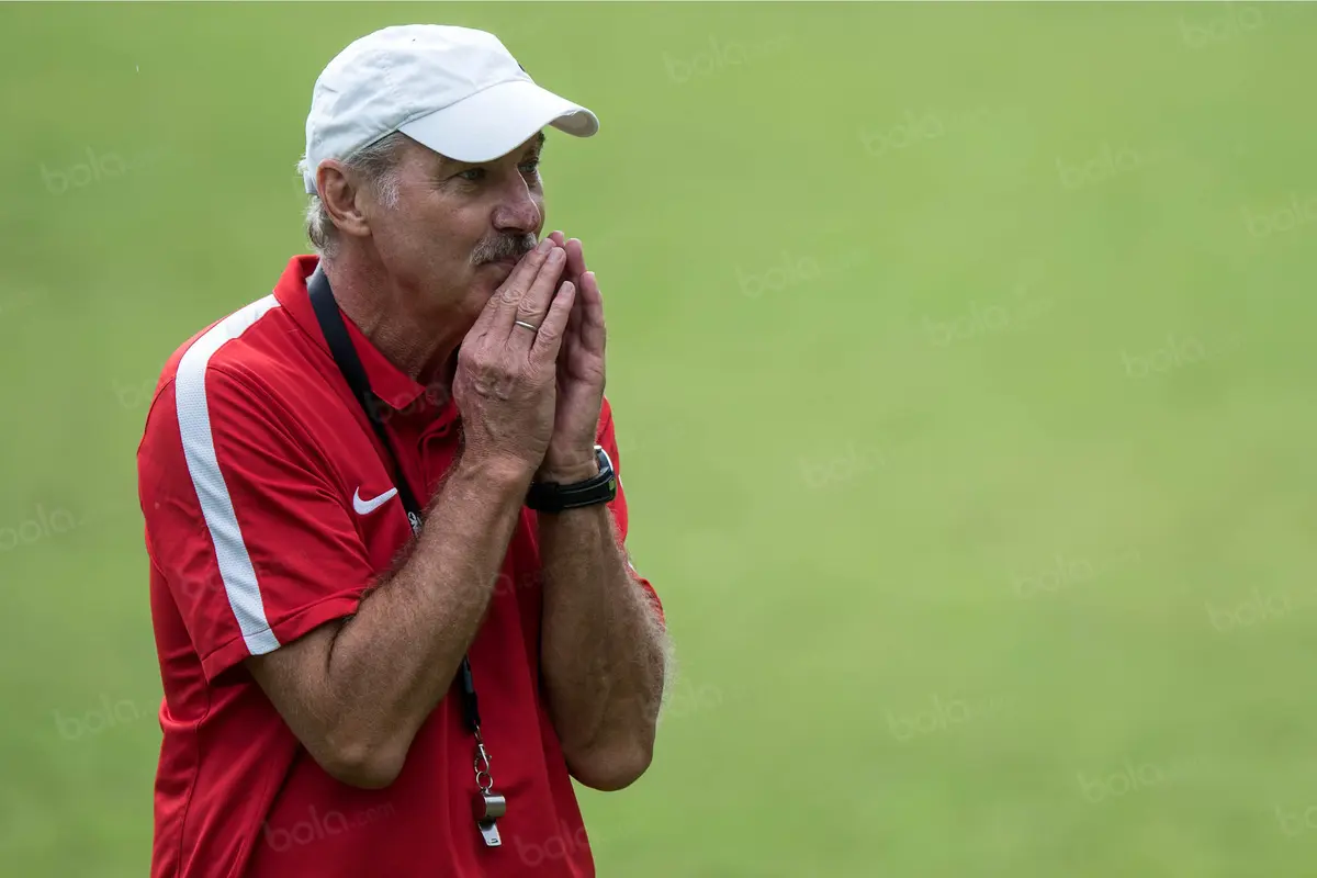 Gaya Rileks Alfred Riedl saat Melatih Timnas Indonesia