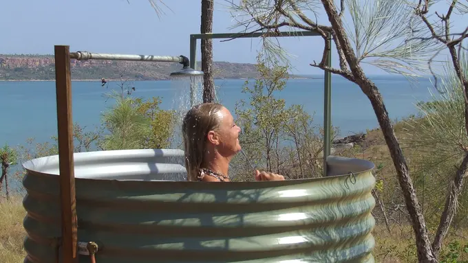 8 Desain yang Bikin Kamu Merasakan Sensasi Mandi di Alam Terbuka