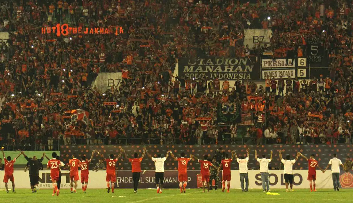 Pemain Persija memberikan salam kepada ]Jakmania setelah kalah dari Semen Padang pada laga terakhir Grup D babak 8 besar Piala Jenderal Sudirman di Stadion Manahan, Solo, Minggu (20/12/2015) malam WIB. (Bola.com/Robby Firly)