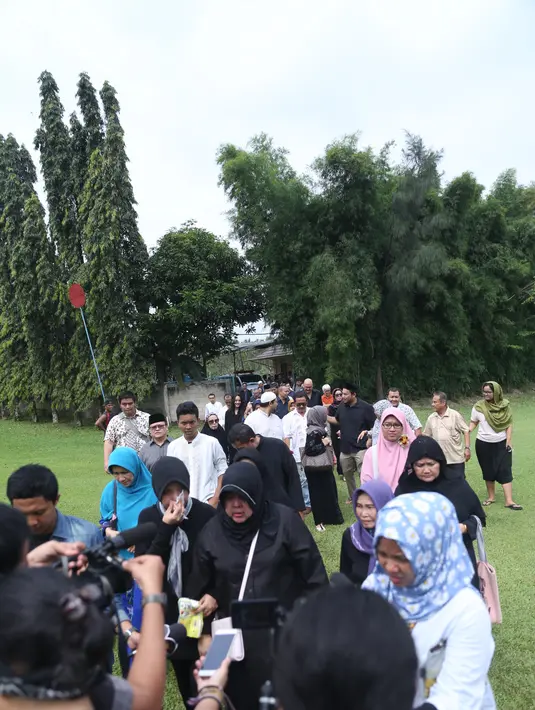 Tasya menuliskan kalimat yang begitu mengharukan. Ada kalimat yang menyatakan ketidak percayaan atas kepulangan Sang Ayah kepada menghadap Sang Pencipta. Ia pun tak bisa membayangkan  telah menjadi anak Yatim. (Nurwahyunan/Bintang.com)