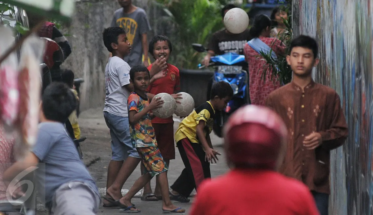Keseruan para bocah bermain bola di gang kecil kawasan Benhil, Jakarta, Rabu (10/6/2015). Anak-anak ini memanfaatkan gang kecil untuk bermain bola dikarenakan kurangnya sarana bermain khususnya lapangan bola di Jakarta. (Liputan6.com/Johan Tallo)