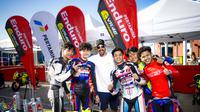 Lima pembalap muda Indonesia menjalani Riders Summer Camp di Tavullia, Italia, dan berfoto dengan pembalap VR46 Racing Team, Franco Morbidelli. (Pertamina Lubricant)