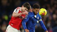 Duel Reece James dan Declan Rice dalam laga Liga Inggris antara Chelsea vs Arsenal, Minggu (30/11/2025). (AP Photo/Ian Walton)