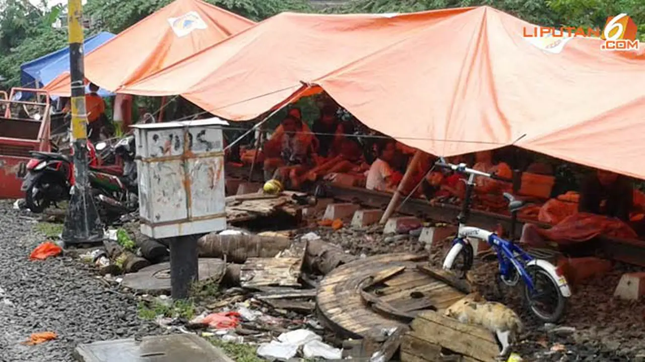 pengungsi-banjir-pesing-140116b.jpg