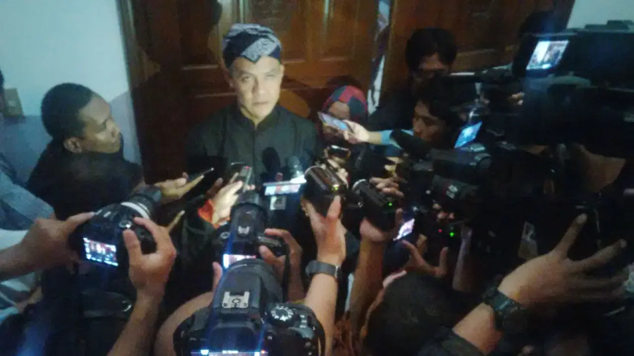 Berbaju Adat Warga Samin, Ganjar Putuskan Nasib Pabrik Semen