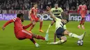 Saat bertandang ke Allian Arena, Man City mampu menahan imbang Bayern dengan skor 1-1 sekaligus membuat agregat menjadi 4-1. (AP Photo/Matthias Schrader)