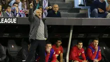 Pelatih MU, Jose Mourinho mengintruksikan para pemainnya saat berhadapan dengan Celta Vigo pada pertandingan leg pertama semifinal Liga Europa di stadion Balaidos, Spanyol (5/5). MU menang 1-0 atas Celta Vigo. (AFP Photo/Cesar Manso)