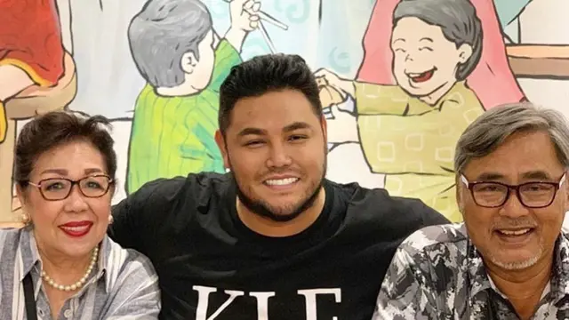6 Momen Kebersamaan Ivan Gunawan dengan Kedua Orang Tuanya, Penuh Kehangatan