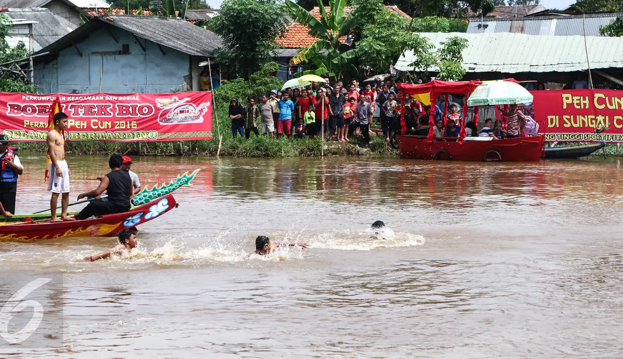 Warga berusaha menangkap bebek yang dilepas di kali Cisadane pada perayaan Peh Cun di Pasar Lama, Kota Tangerang, Kamis (9/6). Sebanyak 100 bebek dilepas sebagai tradisi ungkapan buang kias. (Liputan6.com/Fery Pradolo)