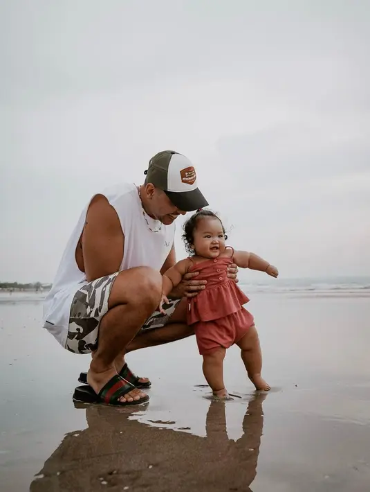 Selain itu, banyak netizen yang menyebut Krisjiana adalah sosok pelindung sekaligus cinta pertama baby Xarena. Krisjiana sosok pria macho dengan tubuh atletis bertato!. [Instagram/krisjianabah/xarenazenata]