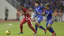 Zulham Zamrun berusaha melewati para pemain Thailand pada leg kedua final Piala AFF 2016 di Stadion Raja Manggala, (17/12/2016). (Bola.com/Vitalis Yogi Trisna)