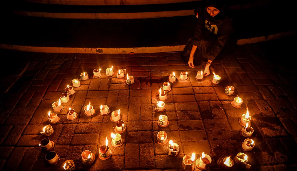 Earth Hour sangat berkaitan dengan penghematan energi secara berkesinambungan. (JUNI KRISWANTO/AFP)