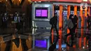 Sejumlah karyawan menggunakan masker saat keluar dari gedung kantor Bank BRI, Jakarta, Kamis (23/1/2020). Menkes Terawan menegaskan tidak ada virus corona seperti info yang beredar sebelumnya. (Liputan6.com/Herman Zakharia)