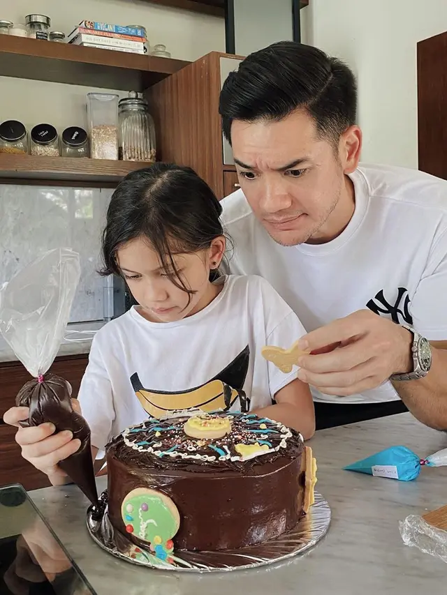Potret kompak keluarga Andrew White dan Nana Mirdad