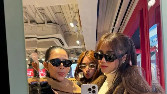 Potret Mirror Selfie Fuji Liburan di Jepang (credit: https://www.instagram.com/fuji_an/)