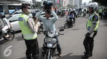 Petugas memberhentikan pengendara roda dua saat operasi patuh jaya dikawasan Thamrin, Jakarta, Selasa (24/5/2016). Selama Operasi Patuh Jaya 2016, Ditlantas Polda Metro Jaya mencatat terjadi 38.622 pelanggar lalu lintas. (Liputan6.com/Faizal Fanani)