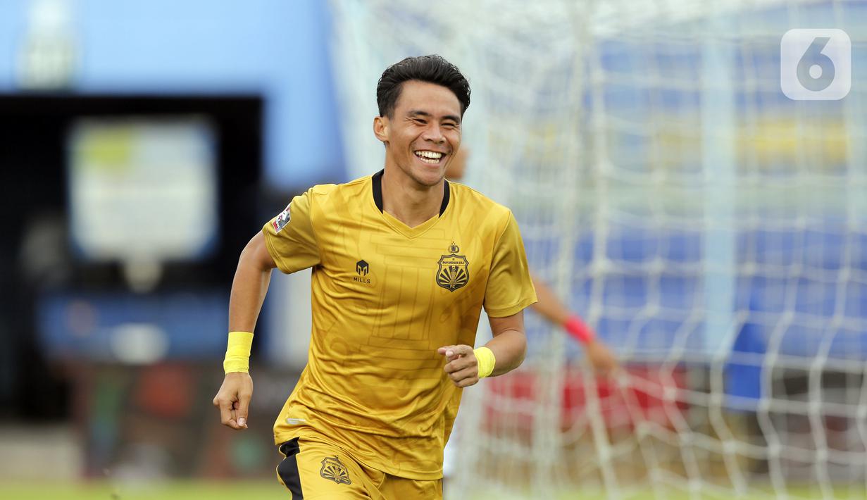 Ekspresi pemain Bhayangkara Solo FC Alsan Putra Masat Sanda setelah mencetak gol ke gawang Borneo FC Samarinda dalam pertandingan babak penyisihan Piala Menpora 2021 di Stadion Kanjuruhan, Malang, Jawa Timur, Senin (22/3/2021). (Bola.com/Arief Bagus)