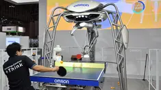 Robot Forpheus mengembalikan bola ke pemain manusia ketika prapertunjukan pada ajang CEATEC JAPAN 2017 di Chiba, Tokyo, Senin (2/10). Tak hanya bermain, robot yang dikembangkan perusahaan Omron itu juga bisa menjadi pelatih tenis meja. (Kazuhiro NOGI/AFP)