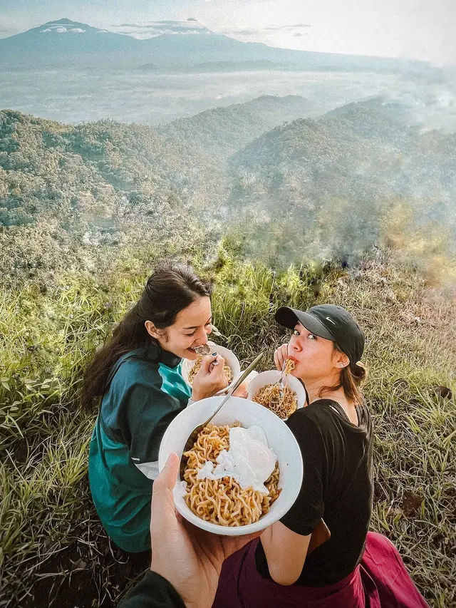 Liburan Bareng Vidi dan Yuki Kato, Ini 7 Potret Enzy Storia di Borobudur