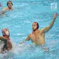 Atlet polo air putra Indonesia saat uji coba melawan tim Serbia di kolam Stadion Akuatik GBK, Jakarta, Rabu (11/7). Selain tanding, para pemain Serbia mengajarkan teknik dan skill kepada tim polo air Indonesia. (Liputan6.com/Faizal Fanani)