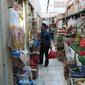 Warga mencari kebutuhan pokok di PD Pasar Jaya Gondangdia, Jakarta, Jumat (19/1). Kementerian Perdagangan mengejar target program revitalisasi 5.000 pasar yang diperkirakan rampung pada 2019. (Liputan6.com/Angga Yuniar)