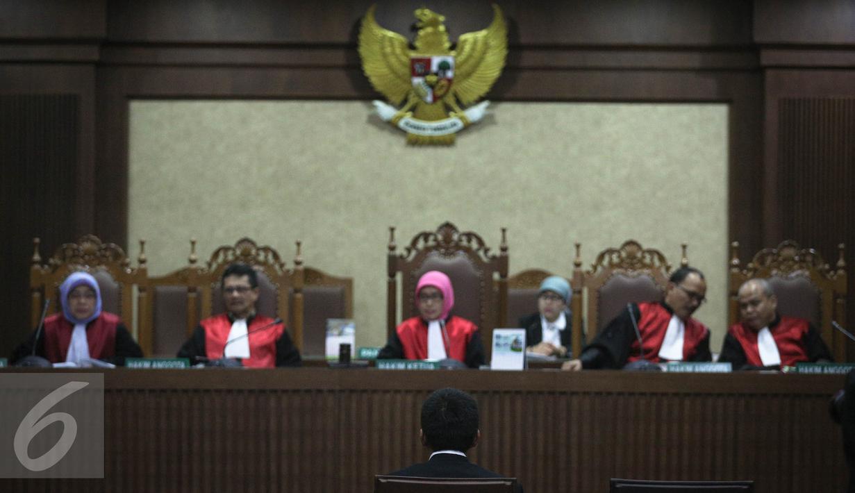 Dirut PT Windhu Tunggal Utama, Abdul Khoir menjalani sidang perdana di Pengadilan Tipikor, Jakarta, Senin (4/4). Abdul Khoir didakwa memberikan suap kepada empat anggota Komisi V DPR dan satu pejabat Kementerian PUPR. (Liputan6.com/Faizal Fanani)