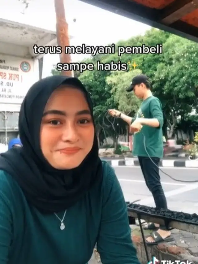 gadis cantik bantu pacar jualan sate