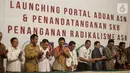 Menkominfo Johnny G. Plate (kelima kiri) bersama sebelas Kementerian dan lembaga negara  usai penandatangan kerja sama pembuatan portal aduan untuk aparatur sipil negara (ASN), Jakarta, Selasa (12/11/2019). Portal ini bisa melaporkan ASN yang diduga terpapar radikalisme. (Liputan6.com/Faizal Fanani)