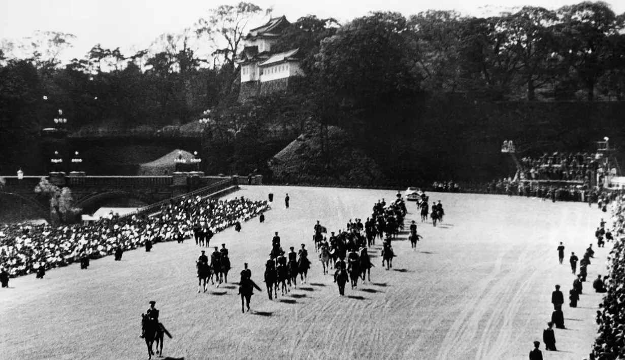 Kereta kerajaan yang membawa Putra Mahkota Jepang Akihito dan pengantin Michiko Shoda pada hari pernikahan mereka di Istana Kerajaan di Tokyo, pada 10 April 1959. (AFP Photo)