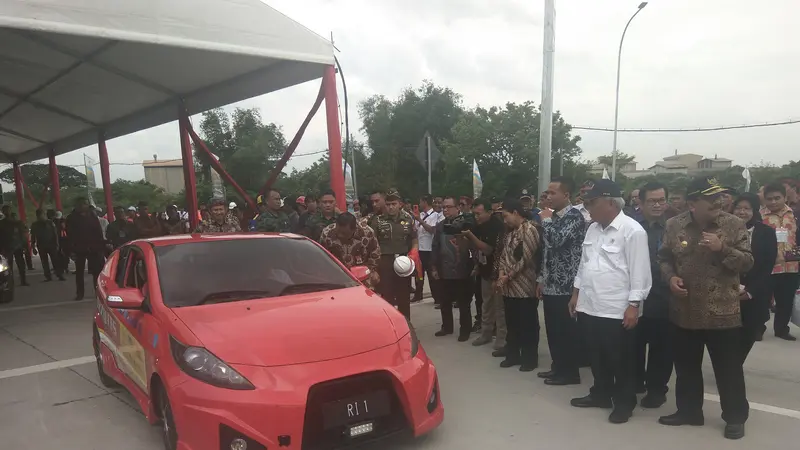 Jokowi Rasakan Sensasi Mobil Listrik Buatan Indonesia
