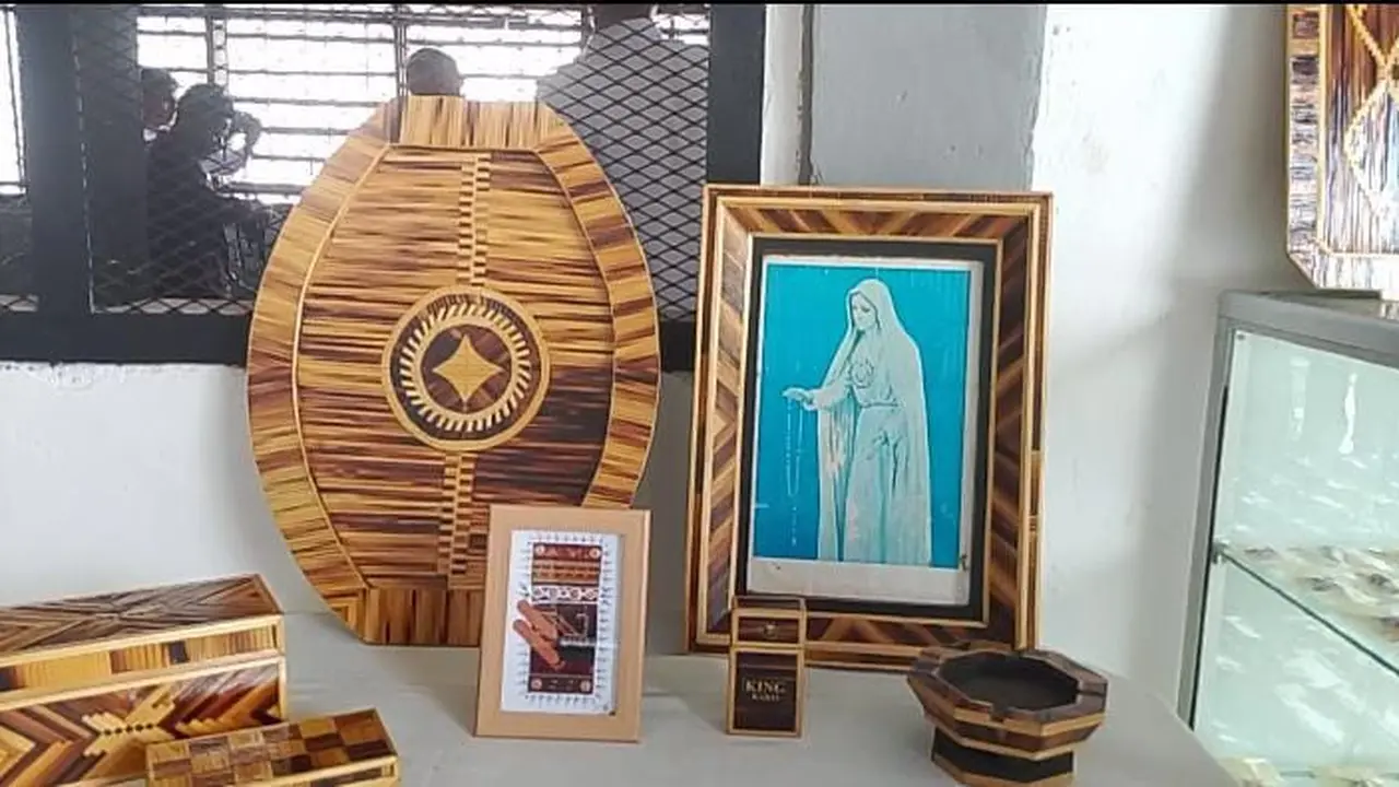 Hiasan dinding yang merupakan hasil kerajinan tangan warga binaan Rutan Klas IIB Maumere (Liputan6.com/Ola Keda)