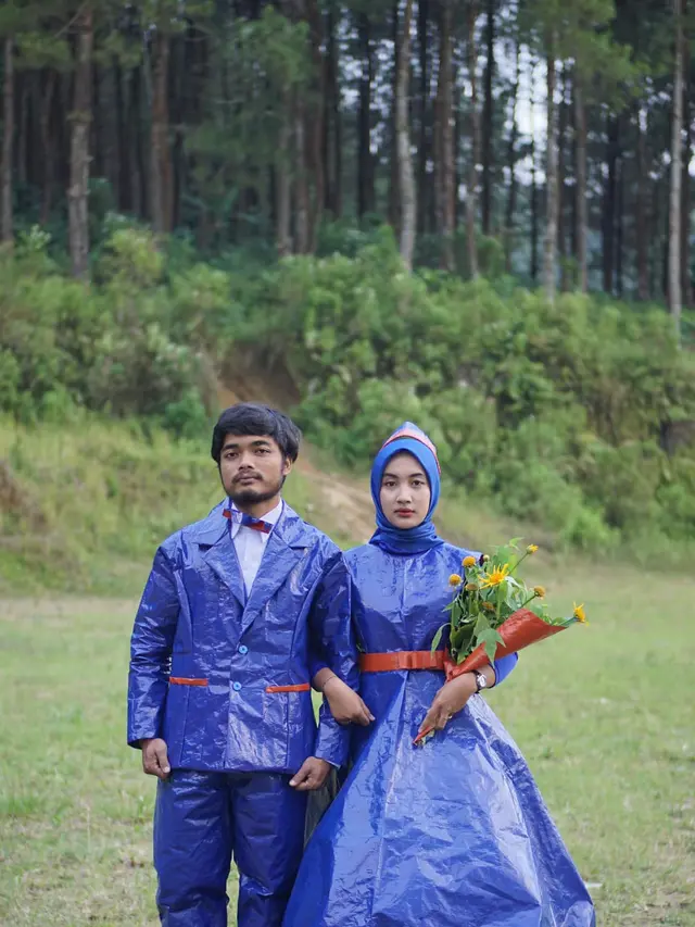 Pasangan Ini Bikin Baju Prewedding dari Terpal, Ini 6 Potret Uniknya