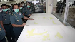 KSAL Laksamana TNI Ade Supandi meninjau salah satu ruangan seusai meresmikan Anjungan Utama Pusat Hidrografi dan Oseanografi TNI Angkatan Laut (Pushidrosal) di Mako Pushidrosal, Ancol, Jakarta Utara, Kamis (18/1). (Liputan6.com/Arya Manggala)