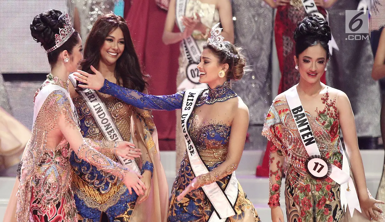 Sonia Fergina Citra (kiri) mendapat ucapan selamat dari Miss Universe 2017 Demi Leigh Nel Peters pada malam pemilihan Puteri Indonesia 2018 di JCC, Jakarta, Jumat (9/3). (Liputan6.com/Herman Zakharia)