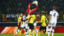 Kiper Dortmund, Roman Weidenfeller, duel udara dengan pemain Tottenham. Kedua tim akan bertemu lagi pada leg kedua di Stadion White Hart Lane pada Kamis (18/3) mendatang. (Reuters/Wolfgang Rattay)