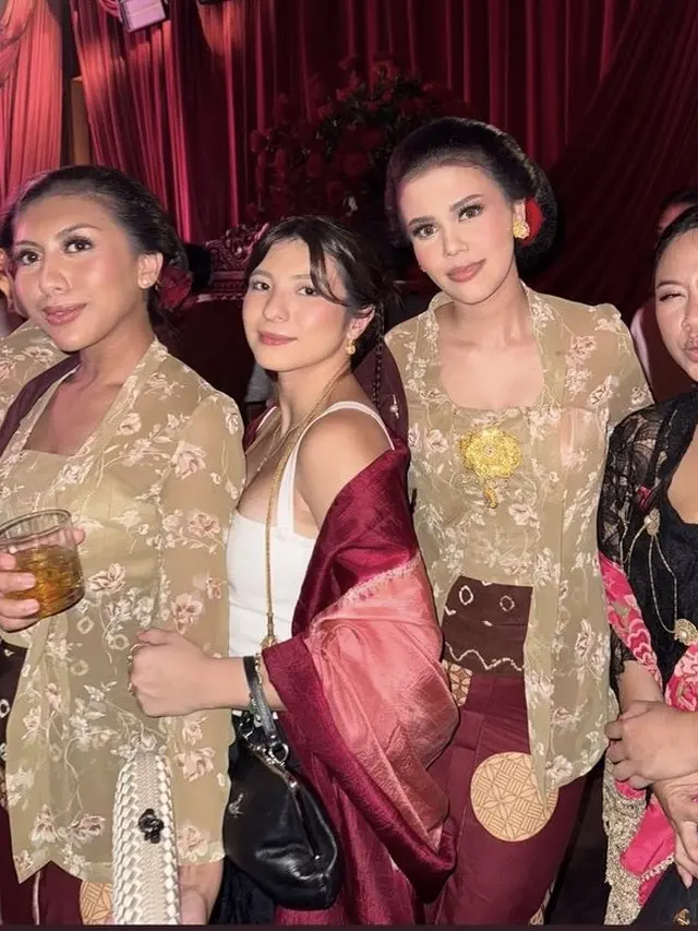 Wulan Guritno dan Putrinya Shaloom Razade saat Kondangan Bersama.