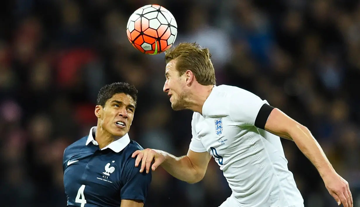 Bek Prancis, Raphael Varane (kiri) berebut bola udara dengan penyerang Inggris, Harry Kane pada laga persahabatan di Stadion Wembley, London, (18/11). Inggris menang atas Prancis dengan skor 2-0. (Reuters/Dylan Martinez)