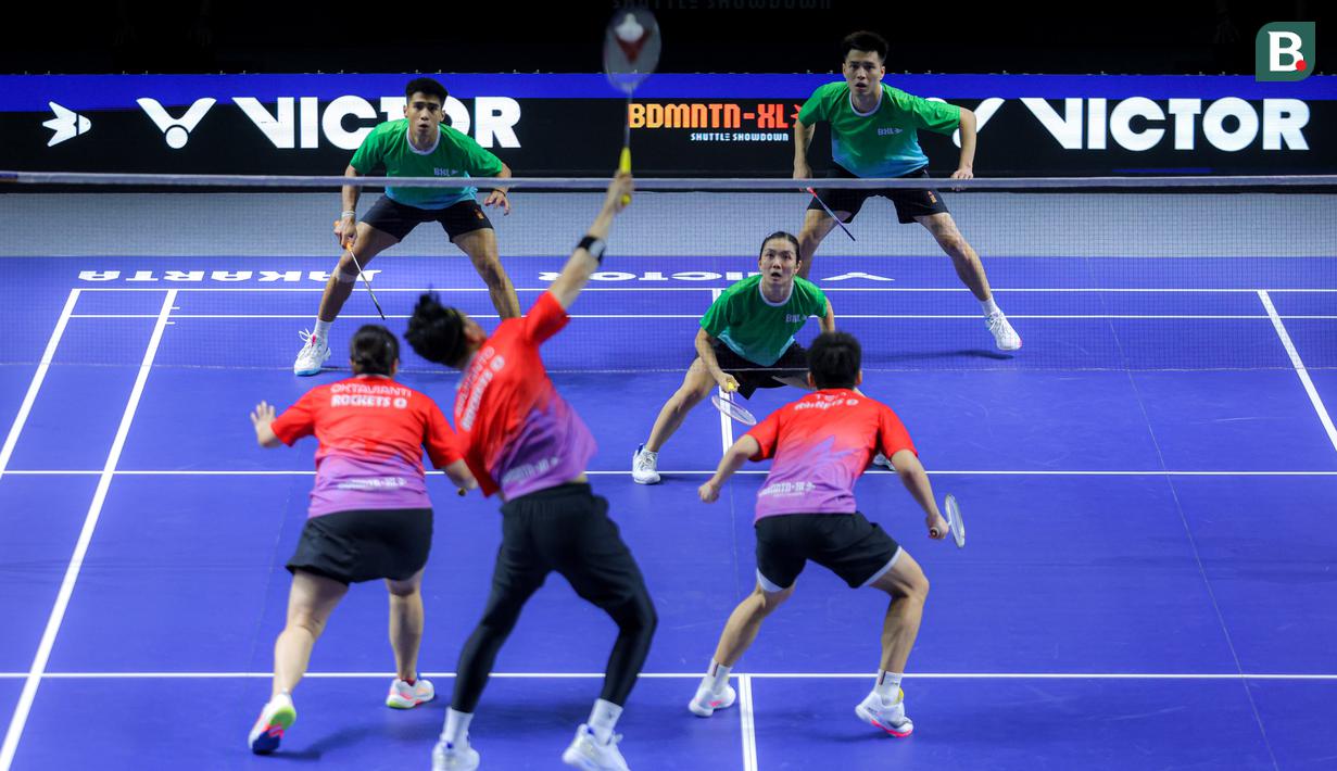 <p>Tim Blitzers bersiap mengembalikan kok ke arah tim Rockets dalam laga pertama 3v3 Badminton XL 2025 yang berlangsung di Istora Senayan, Jakarta, Jumat (03/10/2025). (Bola.com/Bagaskara Lazuardi)</p>