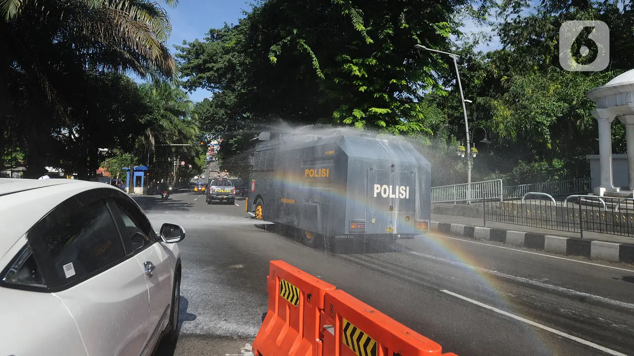 Polresta Bogor Kerahkan Water Canon Semprotkan Disinfektan