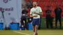 Penyerang Brasil Neymar tersenyum saat sesi latihan di stadion Grand Hamad di Doha, Qatar, Minggu (4/12/2022). Brasil akan menghadapi Korea Selatan pada babak 16 besar Piala Dunia 2022 di di Stadion 974, Selasa (6/12) dini hari WIB. (AP Photo/Andre Penner)