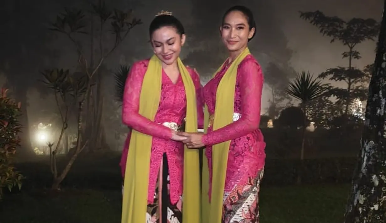 Keduanya mengenakan kebaya brukat fuschia dengan kutang hitam dan kain batik. [@happysalma]