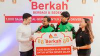 Owner & Director of Geprek Bensu, Jordi Onsu (kiri) dan Head of Product Communications Gojek, Rosel Lavina (kanan) memberikan donasi 1.000 perangkat ibadah berupa sajadah, tasbih, sarung dan Al-Qur’an kepada mitra driver Gojek di Jabodetabek pada peluncuran program Berkah (Berbagi dan Sedekah) di Jakarta (10/03/2023). (Liputan6.com)
